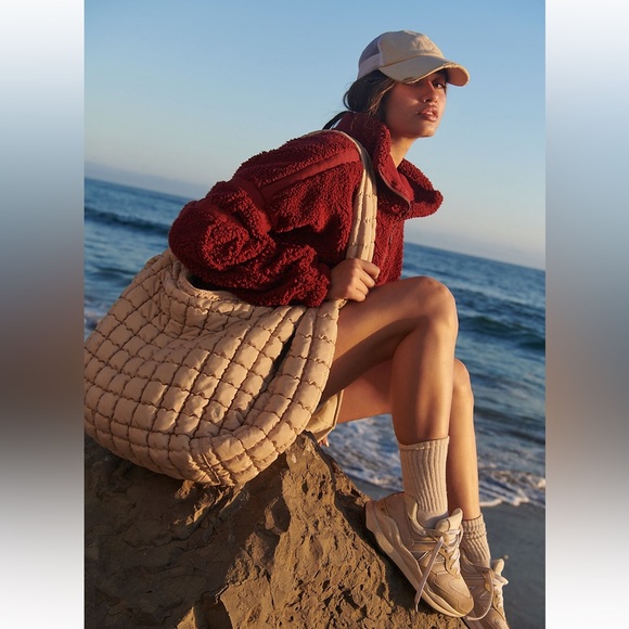 Free People Movement Quilted Carryall Tote Cream Hobo Bag Gym Travel NWT - Picture 6 of 7